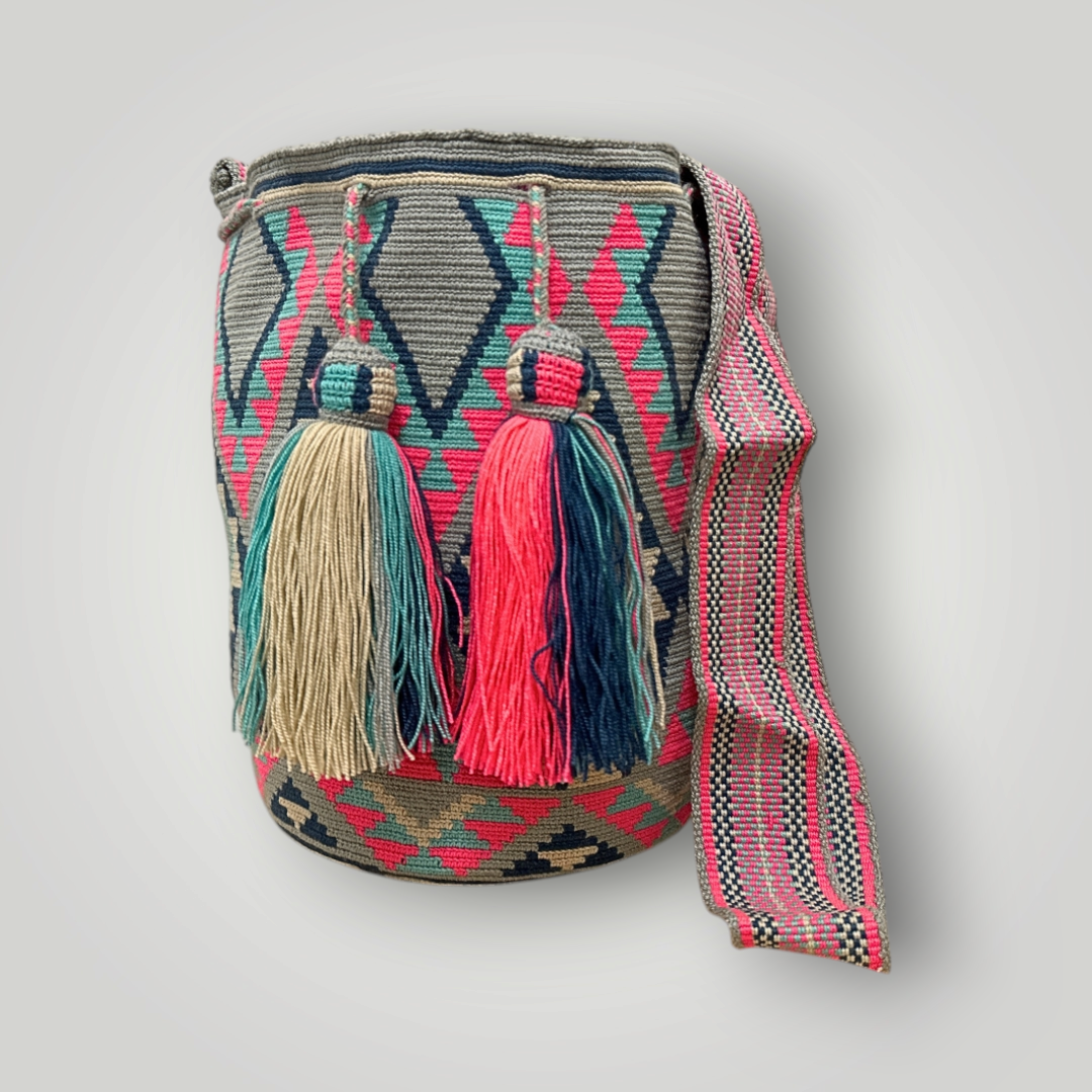 Wayuu bag with vibrant patterns