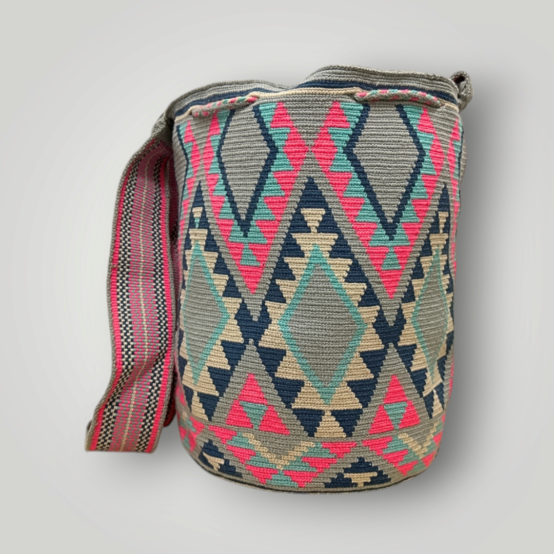 Wayuu bag with vibrant patterns