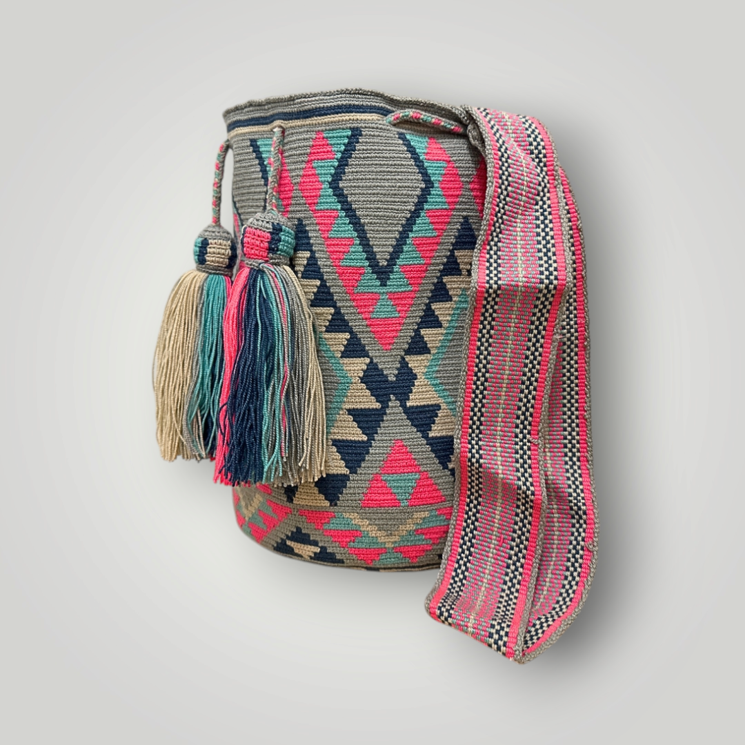 Wayuu bag with vibrant patterns